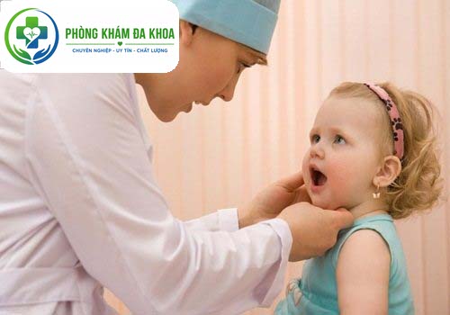 Đem trẻ đi khám khi phát hiện có triệu chứng bệnh viêm họng
